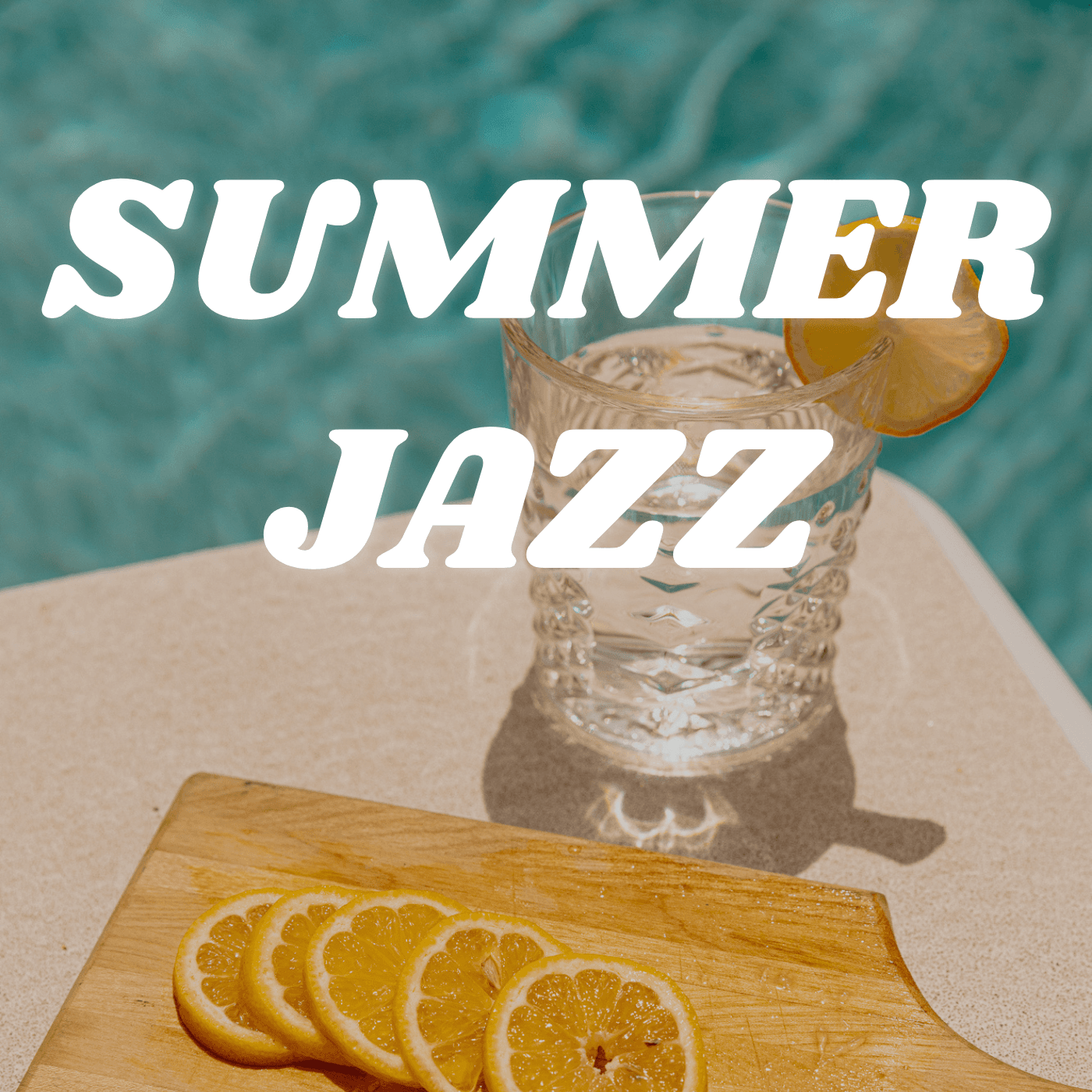 BGM Pro「SUMMER JAZZ」プレイリストのカバー。プールサイドの木の板にレモン付きの冷たいドリンク。